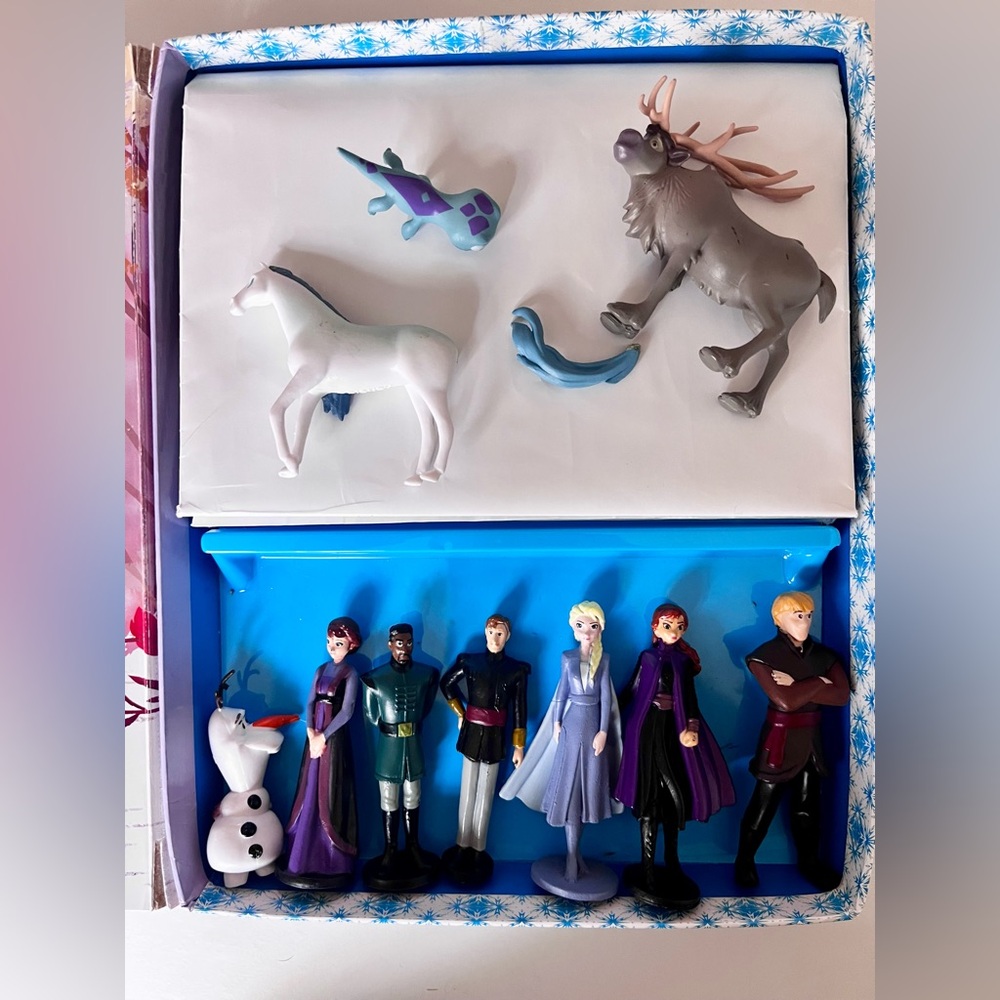 Elsa hands down game and book with figurines